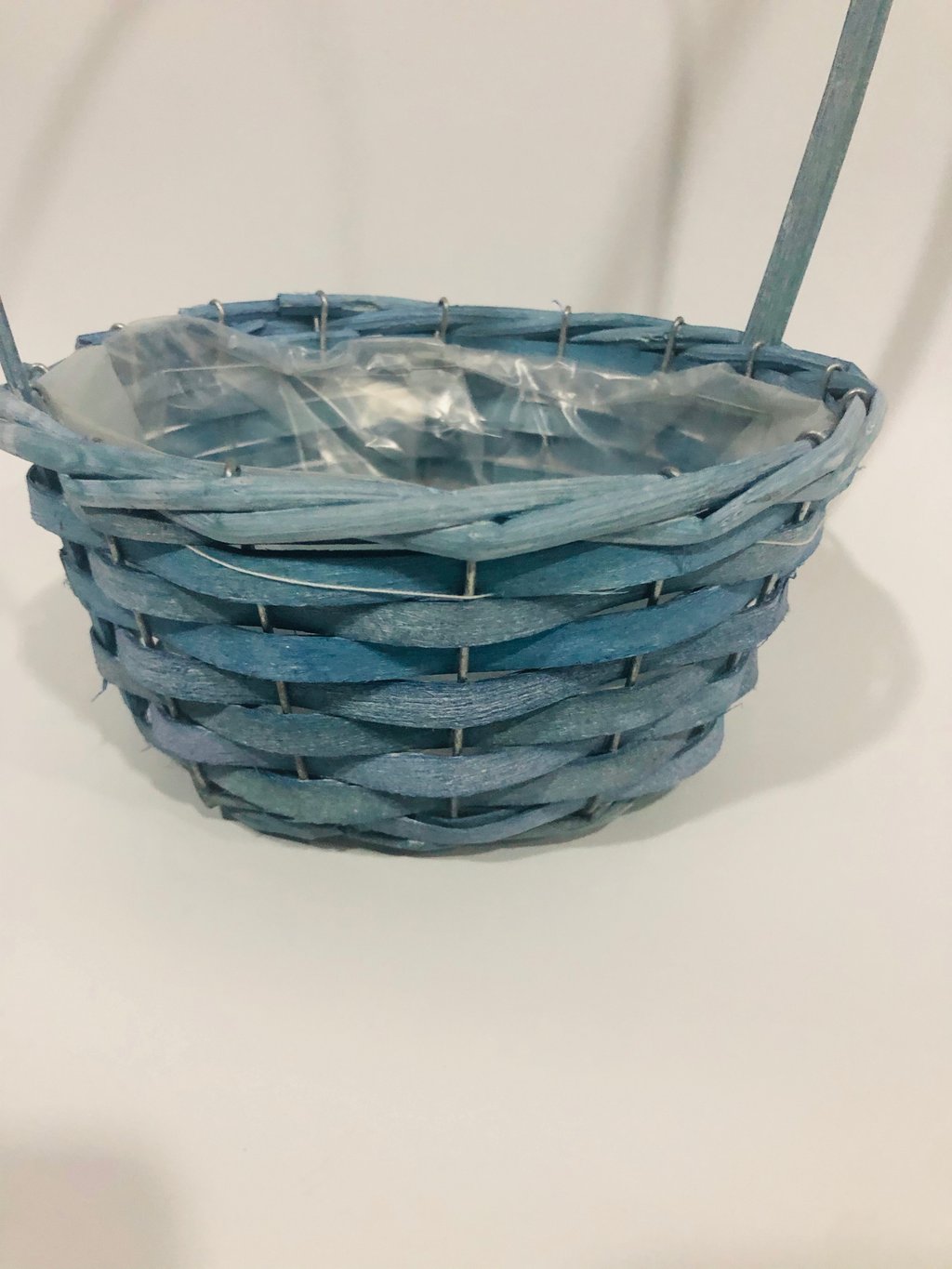 Blauer Korb mit Henkel