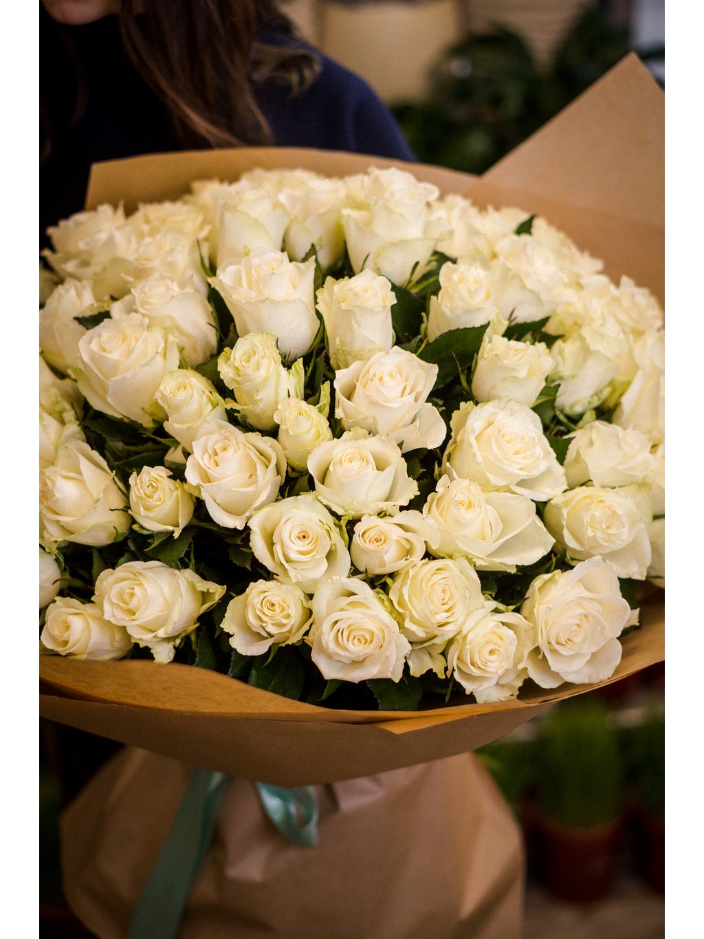 Strauß mit 49 großblütigen weißen Rosen