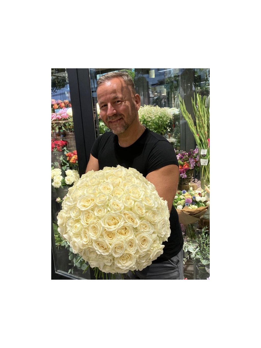 Strauß mit 49 großblütigen weißen Rosen