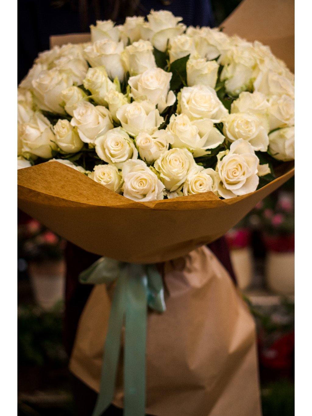 Strauß mit 49 großblütigen weißen Rosen